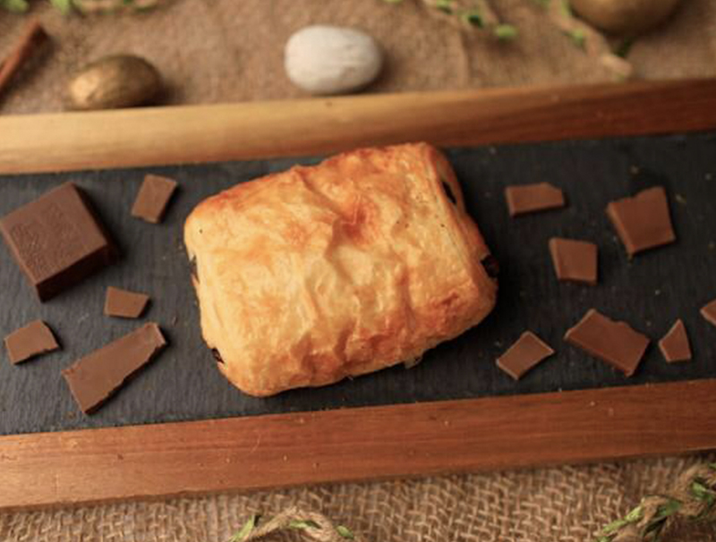 Chocolate croissant كروسان شوكولاتة